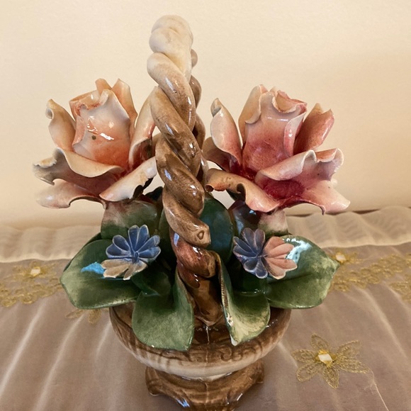 Vintage Capodimonte Basket with 2 Roses and 4 small flowers Hand Made in Italy - Picture 1 of 9